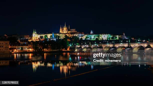 puente de carlos y catedral de san vito por la noche en praga - hradcany castle fotografías e imágenes de stock