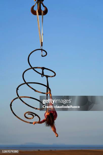 ginnastica aerea con cerchi, esagono, spirale e amaca - amaca stock pictures, royalty-free photos & images