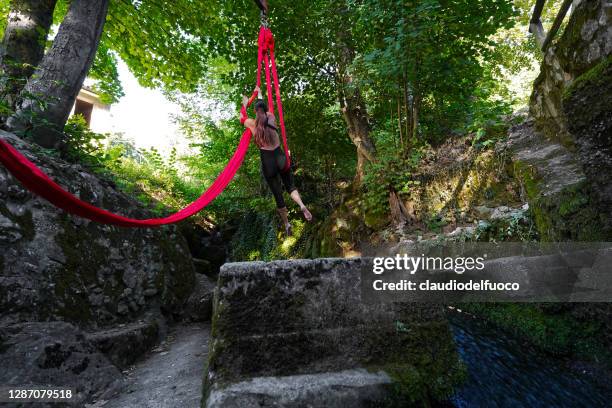 ginnastica aerea con cerchi, esagono, spirale e amaca - amaca stock pictures, royalty-free photos & images