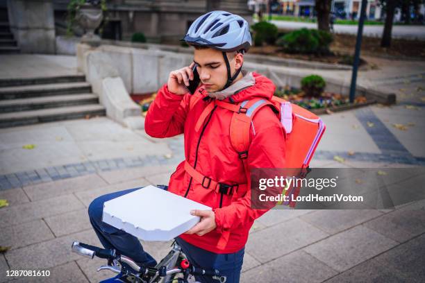 liefermann hält pizza-box - zuhause-bleiben-anordnung stock-fotos und bilder