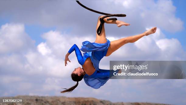 ginnastica aerea con cerchi, esagono, spirale e amaca - amaca stock pictures, royalty-free photos & images