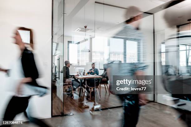 geschäftskollegen gehen durchs büro - bewegungsunschärfe büro stock-fotos und bilder