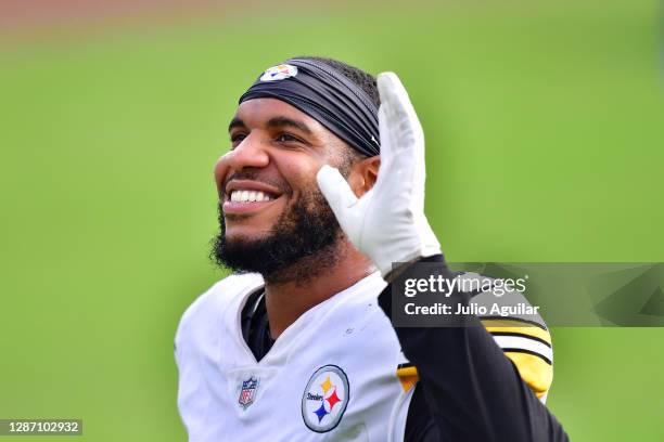 Eric Ebron of the Pittsburgh Steelers waves to fans after the Steelers' 27-3 win during the second half against the Jacksonville Jaguars at TIAA Bank...