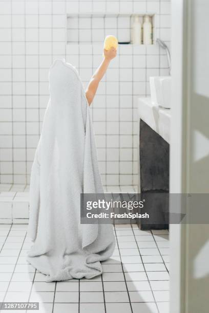https://media.gettyimages.com/id/1287107795/photo/time-to-take-a-shower-unrecognizable-child-with-a-big-towel-with-a-hood.jpg?s=612x612&w=gi&k=20&c=0AUBsHNUmrmEdEMShs35ly4irEifh7Yu1BY0ah7nIxo=