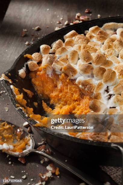 süßkartoffel auflaufstoffmitlauf mit pekannüssen und marshmallows - mashed sweet potato stock-fotos und bilder