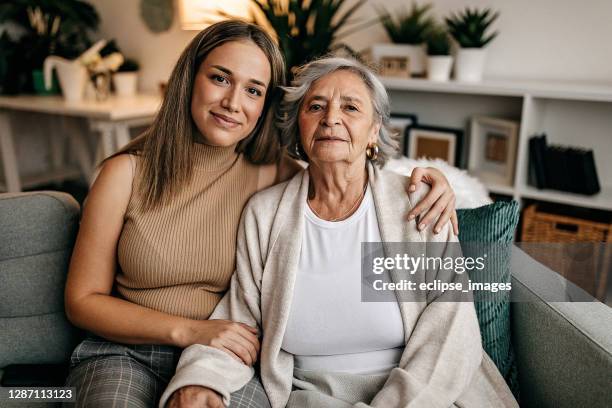 私は私のおばあちゃんを愛しています - granddaughter ストックフォトと画像