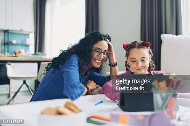 madre estudiando en casa a su hija - costume cat ears fotografías e imágenes de stock