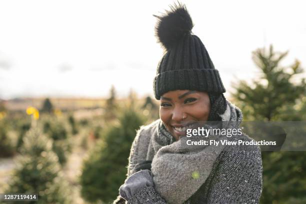 a portrait of a beautiful women during the christmas season - tuques stock pictures, royalty-free photos & images