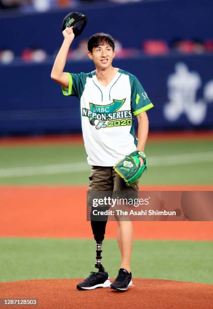 Para long jumper Toru Suzuki throws the ceremonial first pitch prior to the game two of the Japan Series between Fukuoka SoftBank Hawks and Yomiuri...