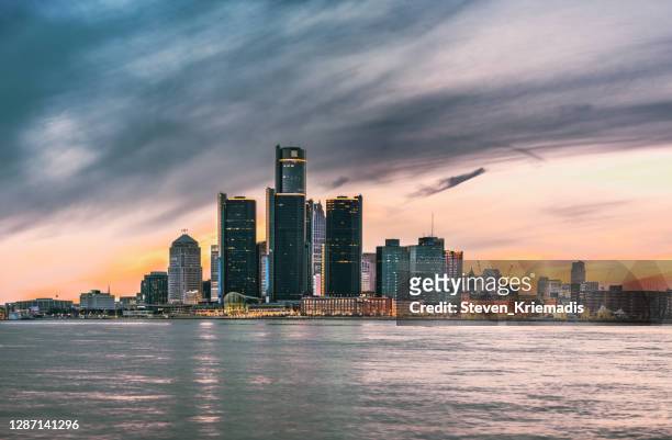 detroit skyline bei dusk - detroit michigan stock-fotos und bilder
