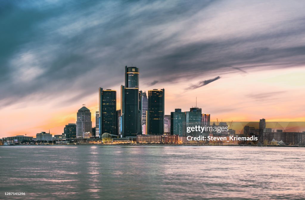 Detroit Skyline al anochecer