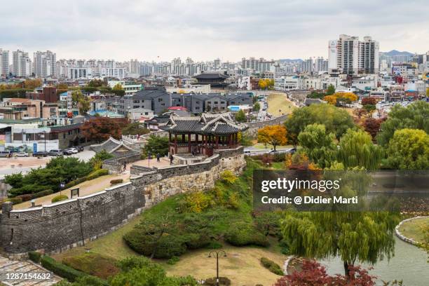 exterior view of the historic hwaseong fortress, a monument of korean cutlure in suwon in south korea - provinsen gyeonggi bildbanksfoton och bilder