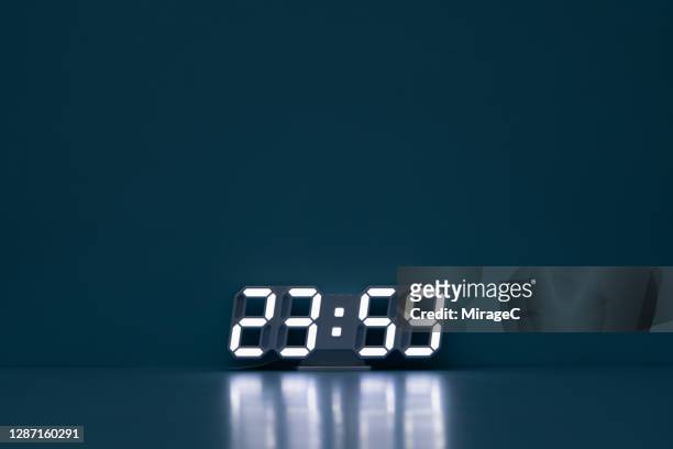 midnight 23:59 the last minute of a day - digital clock - fotografias e filmes do acervo