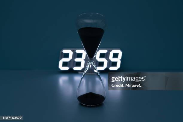 midnight 23:59 the last minute of a day deadline concept - digital countdown stock-fotos und bilder