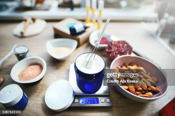 het maken van biologische schoonheid product. - almond oil stockfoto's en -beelden