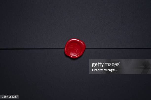 envelope sealed with red wax stamp - wachs stock-fotos und bilder