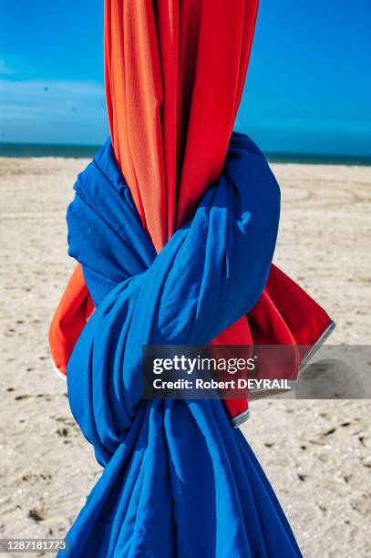 Parasol cabine rouge et bleus sur la plage, le 15 avril 2014, à Deauville, France.