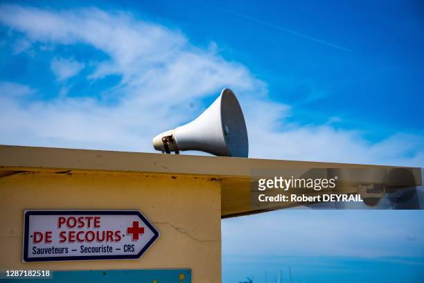 Haut-parleur de la sirène du poste de secours des Sauveteurs-Secouriste- CRS de la plage le 8 mai 2016 à Trouville, France.