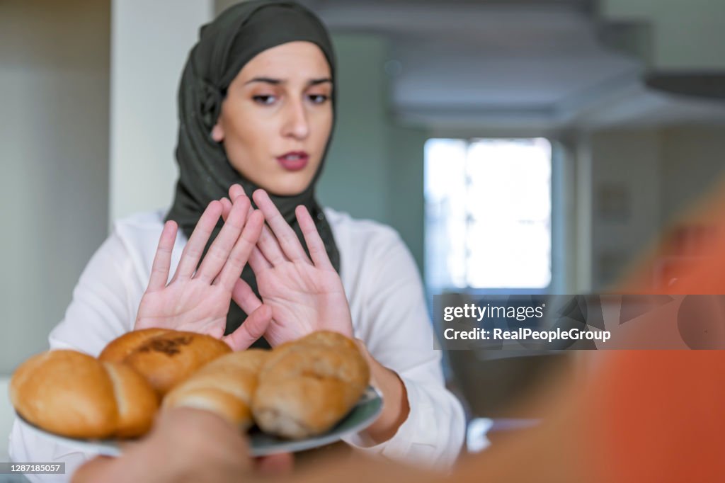 Moslimvrouw die een ongezond Voedsel weigert