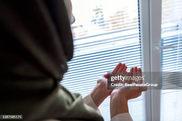 vrouw van midden-oosten etniciteit bidt - hoofddoek stockfoto's en -beelden