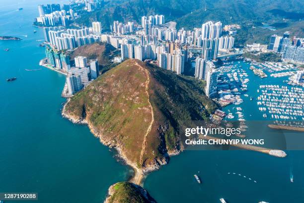 luchtfoto woonwijk in aberdeen en ap lei chau van hong kong - zuid china stockfoto's en -beelden