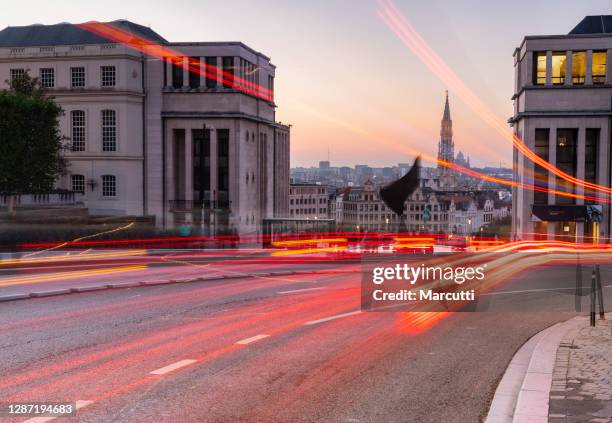 brussels traffic - godsdienstige gebouwen stockfoto's en -beelden