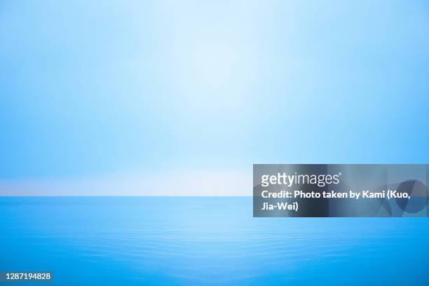 clean ocean scene with horizontal mirror reflection. - 水平線 ストックフォトと画像
