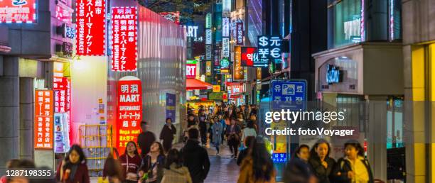 seúl myeong-dong compradores abarrotando neón lit calles nocturnas panorama corea - myeong dong fotografías e imágenes de stock