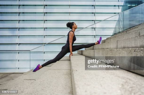 frau macht splits auf stufen - flexibilität stock-fotos und bilder