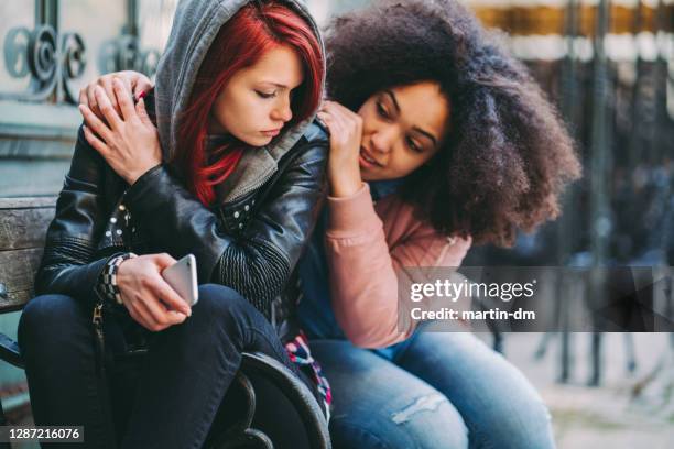 chica que se preocupa por amigo deprimido - emotional support fotografías e imágenes de stock