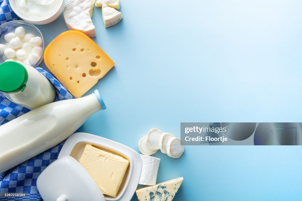 Milchprodukte: Milchprodukte auf blauem Hintergrund mit Kopierraum