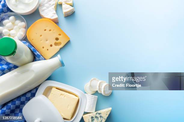 milchprodukte: milchprodukte auf blauem hintergrund mit kopierraum - cream dairy product stock-fotos und bilder