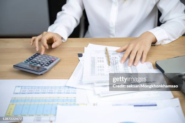 accountant or banker calculate the cash bill. - busta paga foto e immagini stock