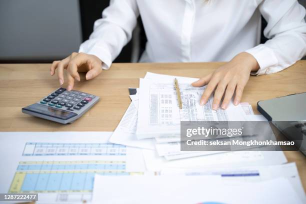 accountant or banker calculate the cash bill. - bank of new york mellon corp offices ahead of earning figures stockfoto's en -beelden