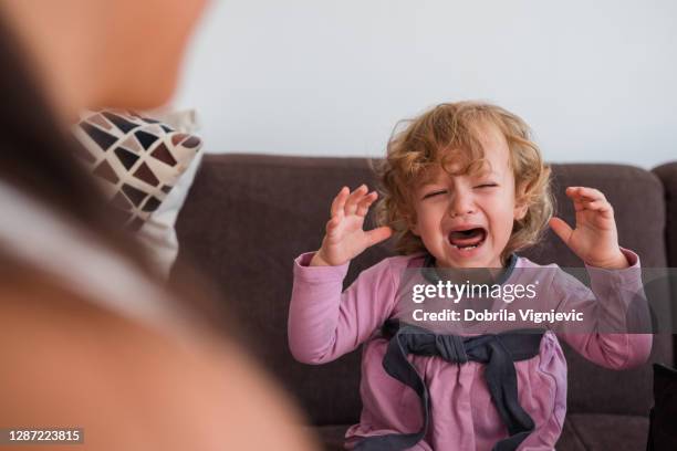 女の赤ちゃんは叫んで泣いている - 癇癪 ストックフォトと画像