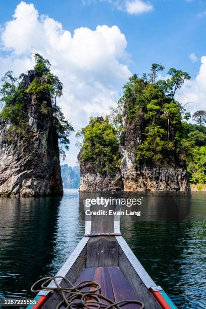boat on lake near karst formations - parc national de kao sok photos et images de collection