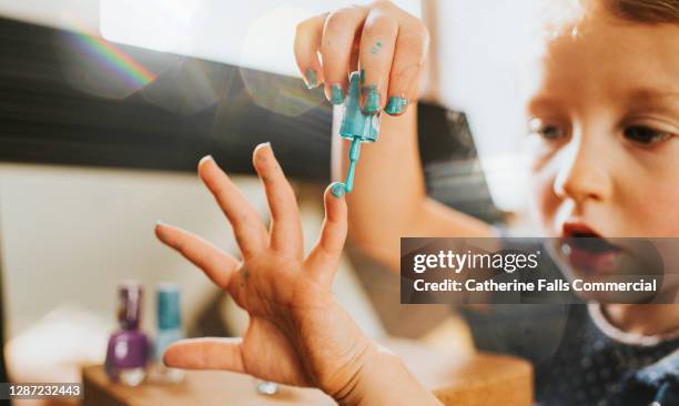 child painting finger nails - dedo mindinho imagens e fotografias de stock
