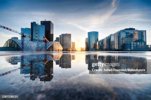 the buildings of la défense, the business district of paris. - hauts de seine stock-fotos und bilder