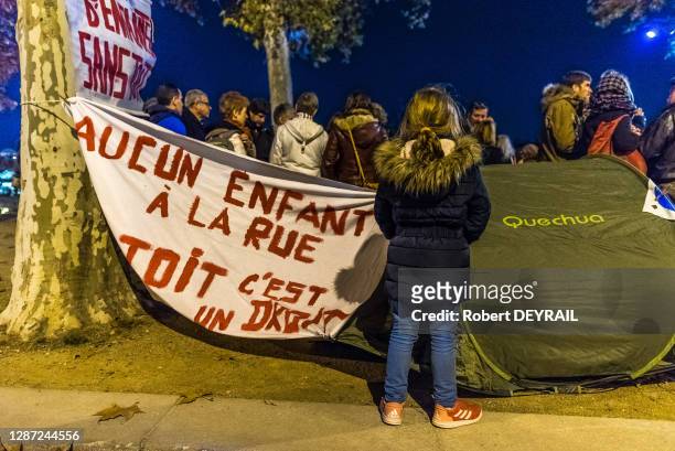 Tente de l'association "Pas d'enfant sans toit" qui a rassemblé 300 personnes devant la préfecture du Rhône pour demander que les familles sans abris...