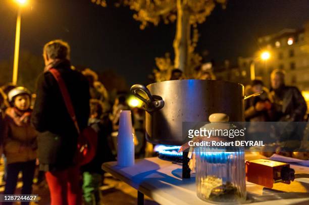 Soupe populaire distibuée par l'association "Pas d'enfant sans toit" qui a rassemblé 300 personnes devant la préfecture du Rhône pour demander que...