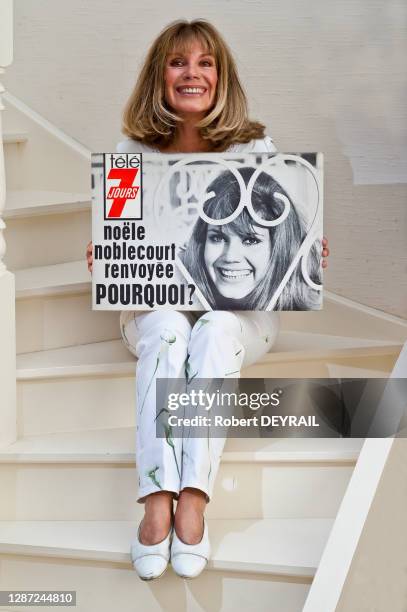 Actrice, écrivaine et chanteuse Noële Noblecourt avec la couverture du magazine Télé 7 jours de 1964, le 1er décembre 2017, Lyon, France....