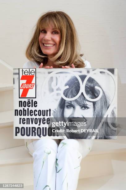 Actrice, écrivaine et chanteuse Noële Noblecourt avec la couverture du magazine Télé 7 jours de 1964, le 1er décembre 2017, Lyon, France....