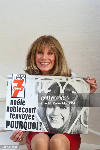 Actrice, écrivaine et chanteuse Noële Noblecourt avec la couverture du magazine Télé 7 jours de 1964, le 1er décembre 2017, Lyon, France....