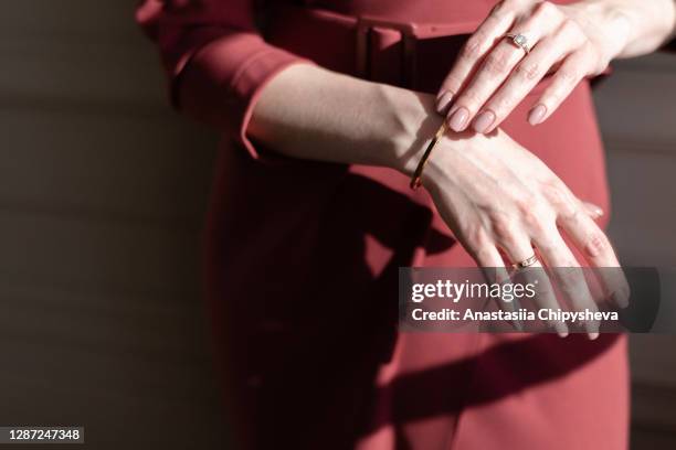 woman's hands touching the bracelet - bracelet fotografías e imágenes de stock