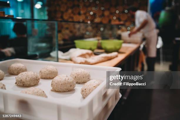 pizzaiolo che prepara l'impasto della pizza al ristorante - pizzaiolo foto e immagini stock