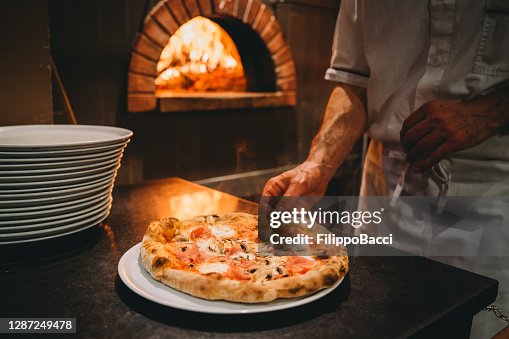 Pizza chef preparando pizza no restaurante Pizza chef preparando pizza no restaurante