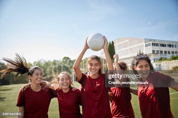 jugadora de fútbol femenina mirando a la cámara celebrando el gol con los compañeros de equipo - the championship competición de fútbol fotografías e imágenes de stock