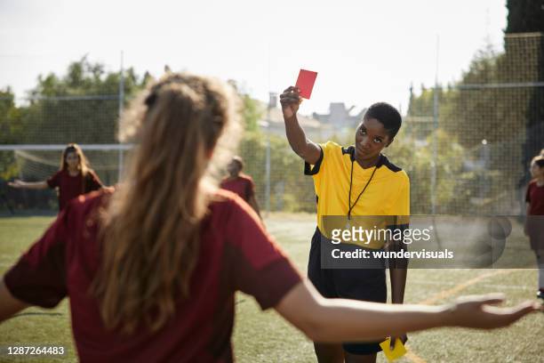 l’arbitre féminin de football montre le carton rouge au joueur féminin de football - referee photos et images de collection