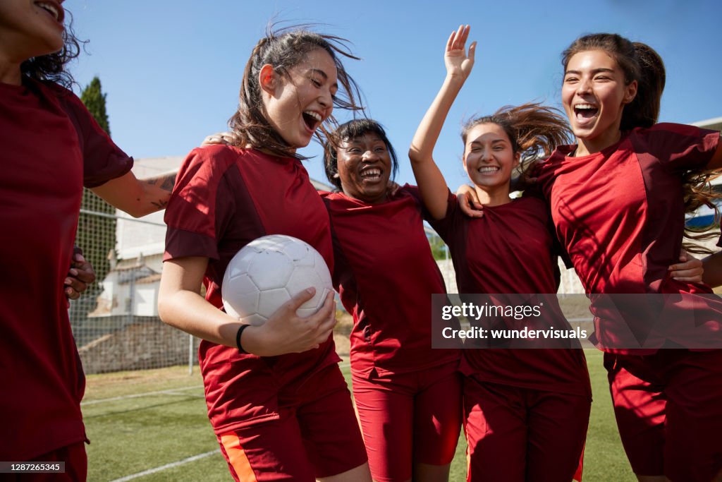 Grupo de futbolistas celebrando acurrucados en círculo