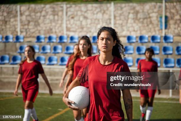 gruppe von selbstbewussten fußballerinnen, die vor dem spiel gehen - portuguese liga stock-fotos und bilder